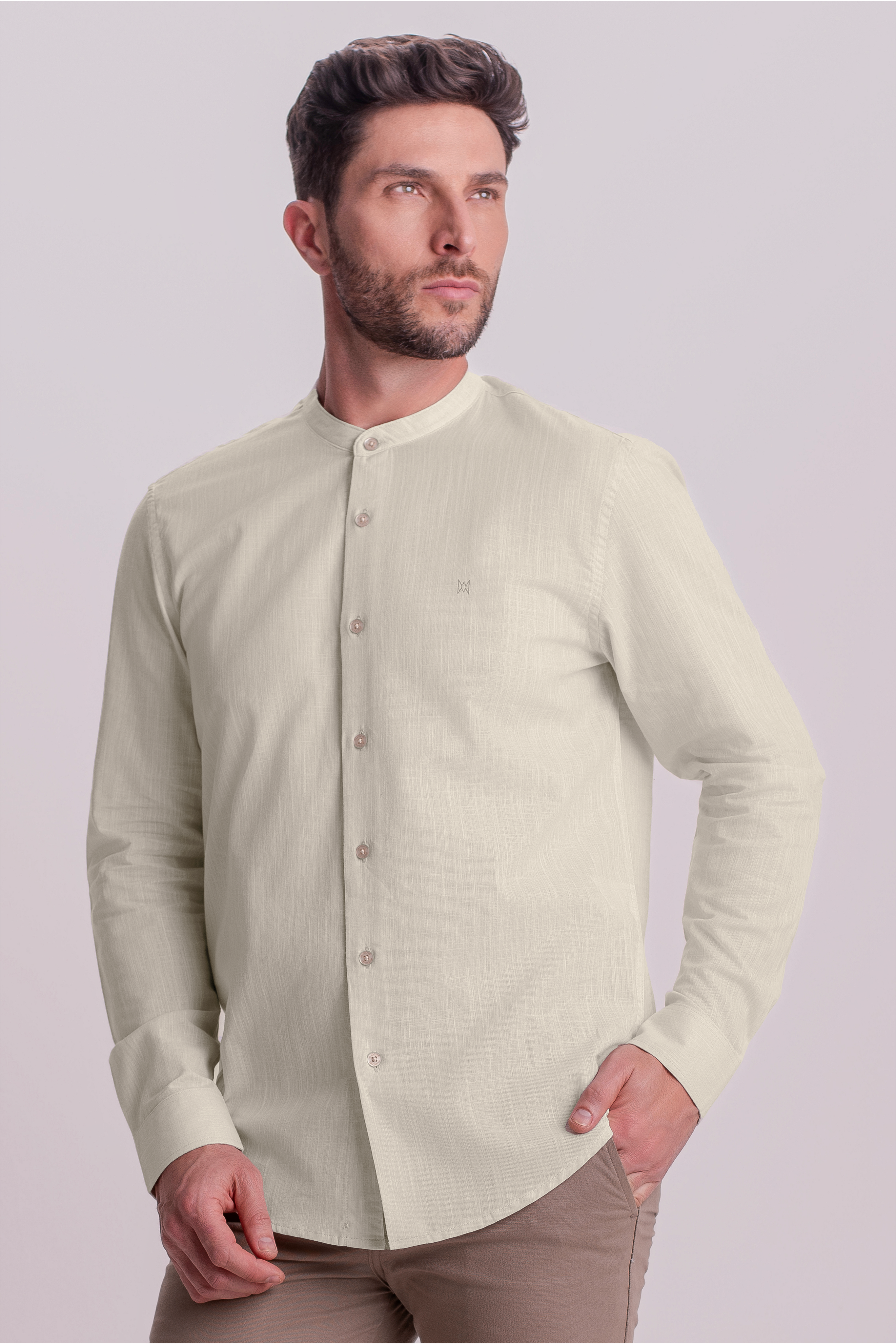 CAMISA SLIM EM LINHO COM GOLA PADRE
